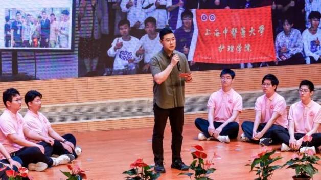 授帽宣誓等形式